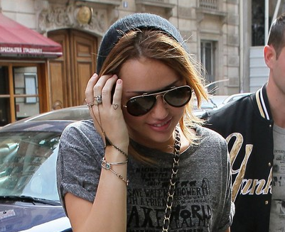 Miley Cyrus has got a cute little heart tattoo on her finger! Take a look…
